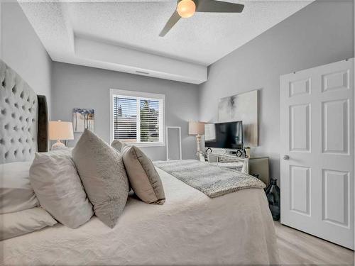 105-194 Sunrise Circle Sw, Medicine Hat, AB - Indoor Photo Showing Bedroom