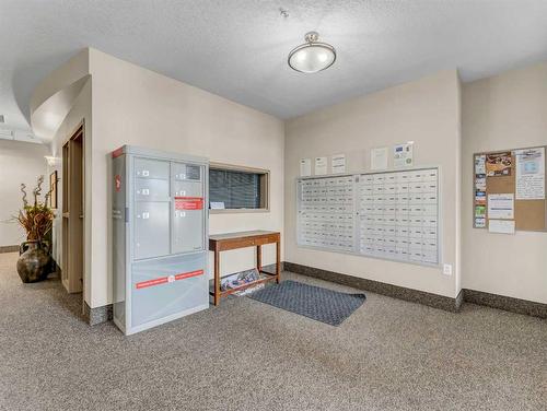 105-194 Sunrise Circle Sw, Medicine Hat, AB - Indoor Photo Showing Other Room