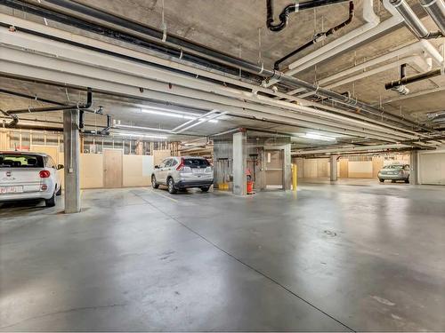 105-194 Sunrise Circle Sw, Medicine Hat, AB - Indoor Photo Showing Garage