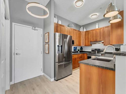 105-194 Sunrise Circle Sw, Medicine Hat, AB - Indoor Photo Showing Kitchen