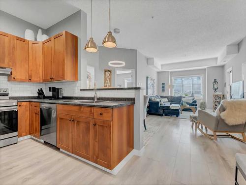 105-194 Sunrise Circle Sw, Medicine Hat, AB - Indoor Photo Showing Kitchen