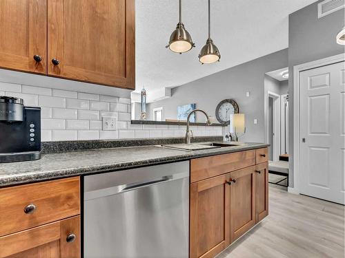 105-194 Sunrise Circle Sw, Medicine Hat, AB - Indoor Photo Showing Kitchen