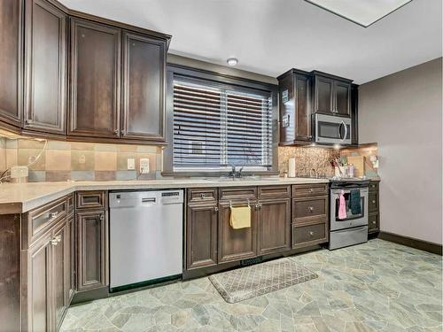 1939 16 Avenue Se, Medicine Hat, AB - Indoor Photo Showing Kitchen