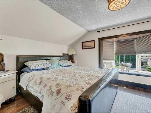 1939 16 Avenue Se, Medicine Hat, AB - Indoor Photo Showing Bedroom