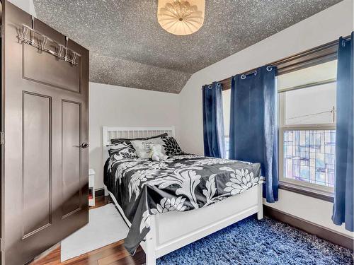 1939 16 Avenue Se, Medicine Hat, AB - Indoor Photo Showing Bedroom