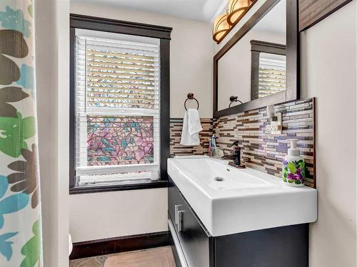 1939 16 Avenue Se, Medicine Hat, AB - Indoor Photo Showing Bathroom