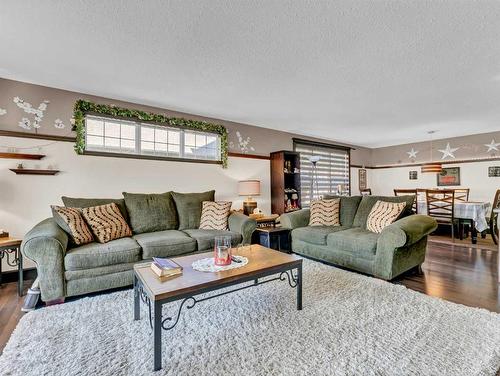 1939 16 Avenue Se, Medicine Hat, AB - Indoor Photo Showing Living Room