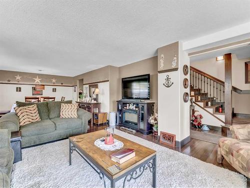 1939 16 Avenue Se, Medicine Hat, AB - Indoor Photo Showing Living Room