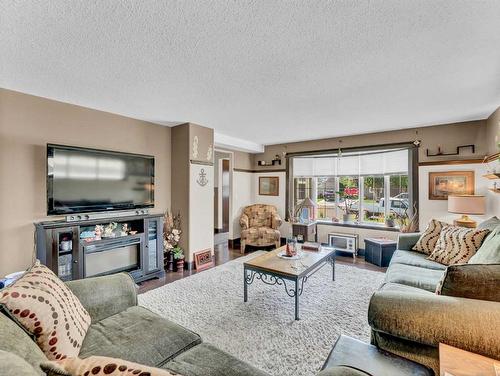 1939 16 Avenue Se, Medicine Hat, AB - Indoor Photo Showing Living Room