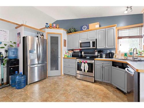 2131 Hatcher Drive Ne, Medicine Hat, AB - Indoor Photo Showing Kitchen With Stainless Steel Kitchen