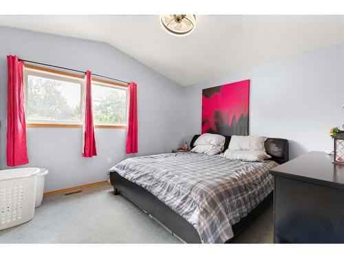 2131 Hatcher Drive Ne, Medicine Hat, AB - Indoor Photo Showing Bedroom