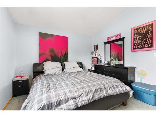 2131 Hatcher Drive Ne, Medicine Hat, AB - Indoor Photo Showing Bedroom