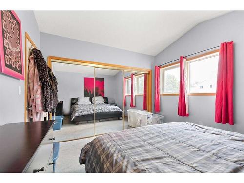 2131 Hatcher Drive Ne, Medicine Hat, AB - Indoor Photo Showing Bedroom