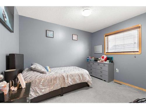 2131 Hatcher Drive Ne, Medicine Hat, AB - Indoor Photo Showing Bedroom