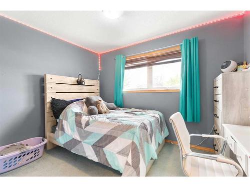 2131 Hatcher Drive Ne, Medicine Hat, AB - Indoor Photo Showing Bedroom