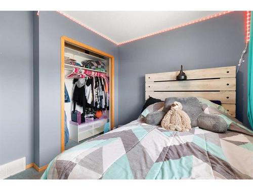 2131 Hatcher Drive Ne, Medicine Hat, AB - Indoor Photo Showing Bedroom