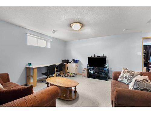 2131 Hatcher Drive Ne, Medicine Hat, AB - Indoor Photo Showing Living Room