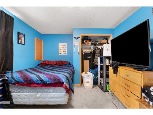 2131 Hatcher Drive Ne, Medicine Hat, AB - Indoor Photo Showing Bedroom