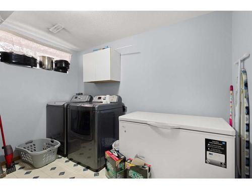 2131 Hatcher Drive Ne, Medicine Hat, AB - Indoor Photo Showing Laundry Room