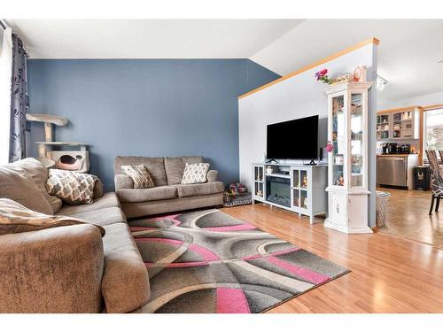 2131 Hatcher Drive Ne, Medicine Hat, AB - Indoor Photo Showing Living Room