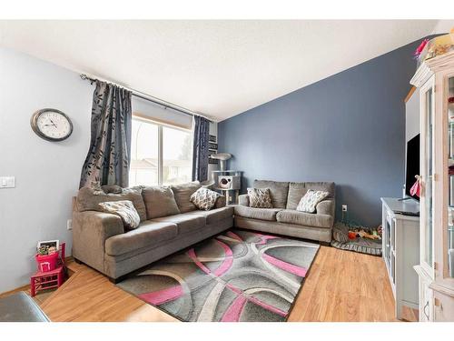 2131 Hatcher Drive Ne, Medicine Hat, AB - Indoor Photo Showing Living Room