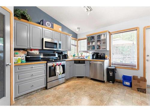 2131 Hatcher Drive Ne, Medicine Hat, AB - Indoor Photo Showing Kitchen With Stainless Steel Kitchen