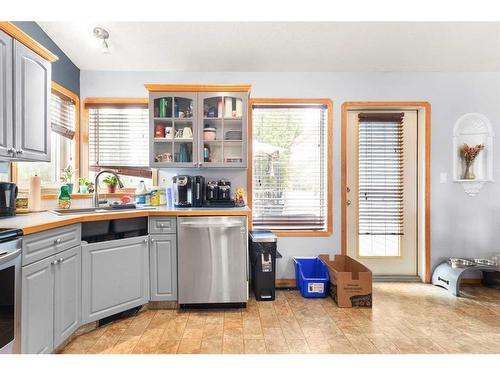 2131 Hatcher Drive Ne, Medicine Hat, AB - Indoor Photo Showing Kitchen