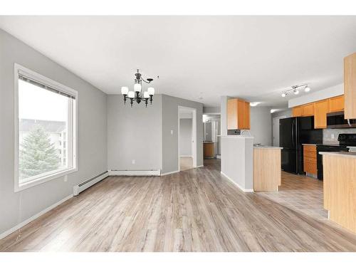 302-1632 Saamis Drive Nw, Medicine Hat, AB - Indoor Photo Showing Kitchen