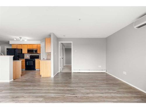 302-1632 Saamis Drive Nw, Medicine Hat, AB - Indoor Photo Showing Kitchen