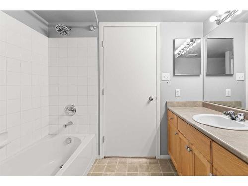 302-1632 Saamis Drive Nw, Medicine Hat, AB - Indoor Photo Showing Bathroom