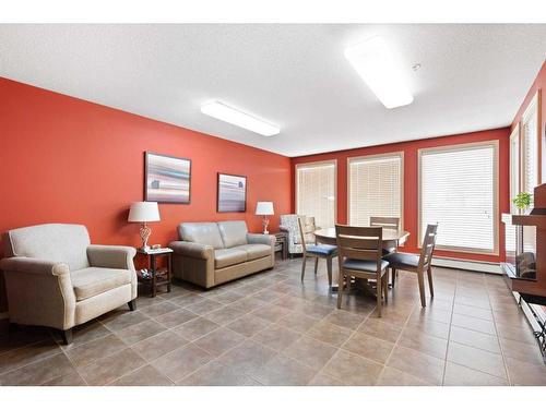 302-1632 Saamis Drive Nw, Medicine Hat, AB - Indoor Photo Showing Other Room