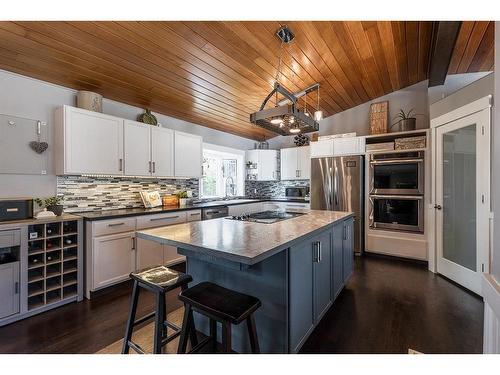 15 Ross View Close Se, Medicine Hat, AB - Indoor Photo Showing Kitchen With Double Sink With Upgraded Kitchen