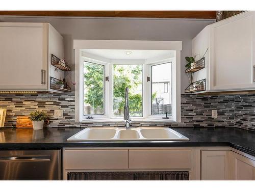 15 Ross View Close Se, Medicine Hat, AB - Indoor Photo Showing Kitchen With Double Sink