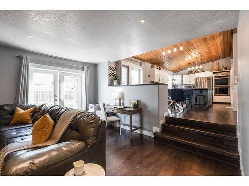 15 Ross View Close Se, Medicine Hat, AB - Indoor Photo Showing Living Room