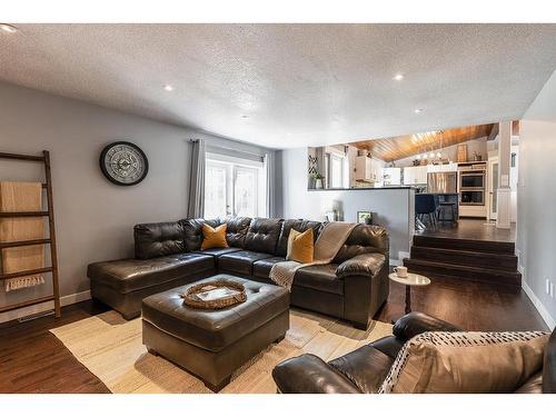 15 Ross View Close Se, Medicine Hat, AB - Indoor Photo Showing Living Room