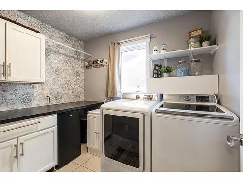 15 Ross View Close Se, Medicine Hat, AB - Indoor Photo Showing Laundry Room