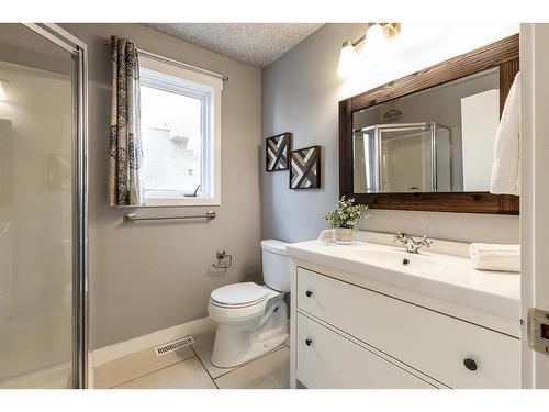 15 Ross View Close Se, Medicine Hat, AB - Indoor Photo Showing Bathroom