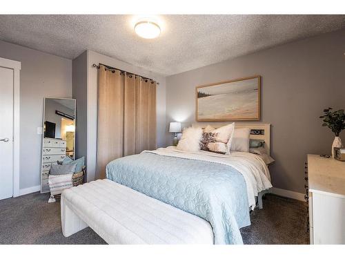 15 Ross View Close Se, Medicine Hat, AB - Indoor Photo Showing Bedroom