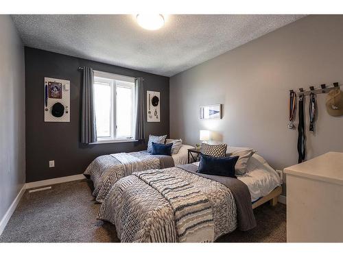 15 Ross View Close Se, Medicine Hat, AB - Indoor Photo Showing Bedroom