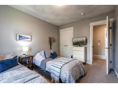 15 Ross View Close Se, Medicine Hat, AB - Indoor Photo Showing Bedroom