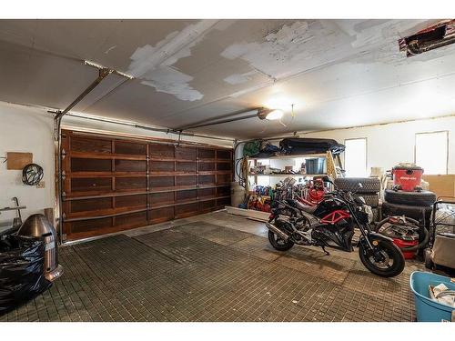 15 Ross View Close Se, Medicine Hat, AB - Indoor Photo Showing Garage