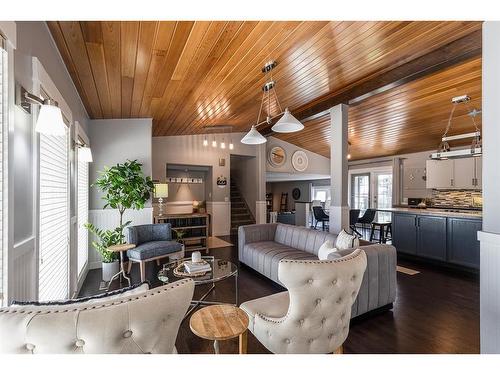 15 Ross View Close Se, Medicine Hat, AB - Indoor Photo Showing Living Room