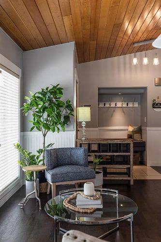 15 Ross View Close Se, Medicine Hat, AB - Indoor Photo Showing Living Room