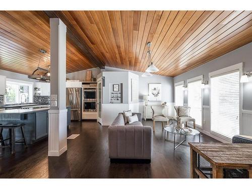 15 Ross View Close Se, Medicine Hat, AB - Indoor Photo Showing Living Room