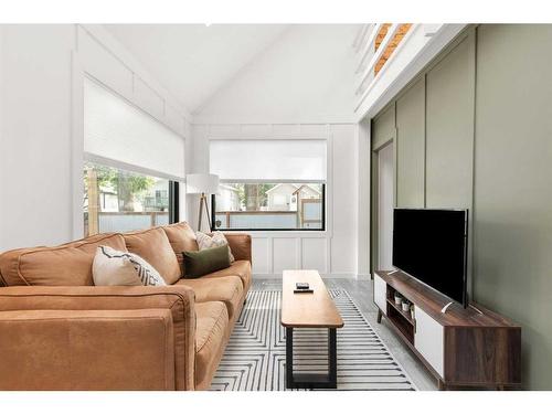 1312 Queen Street Se, Medicine Hat, AB - Indoor Photo Showing Living Room