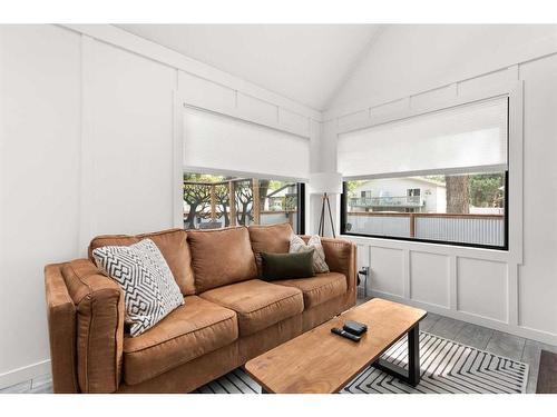 1312 Queen Street Se, Medicine Hat, AB - Indoor Photo Showing Living Room