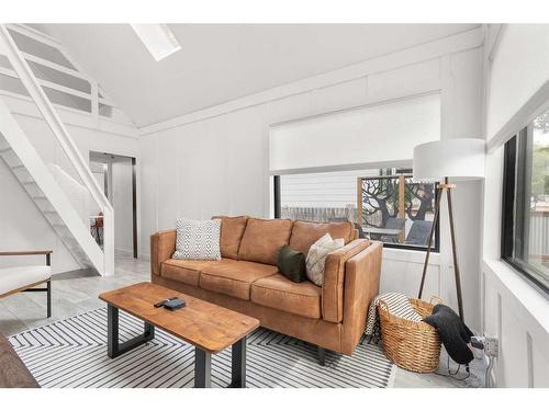 1312 Queen Street Se, Medicine Hat, AB - Indoor Photo Showing Living Room