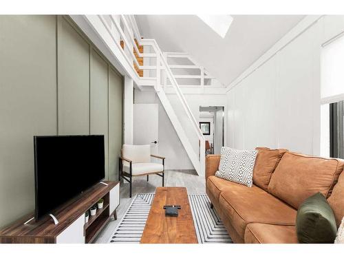 1312 Queen Street Se, Medicine Hat, AB - Indoor Photo Showing Living Room