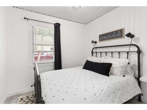 1312 Queen Street Se, Medicine Hat, AB - Indoor Photo Showing Bedroom