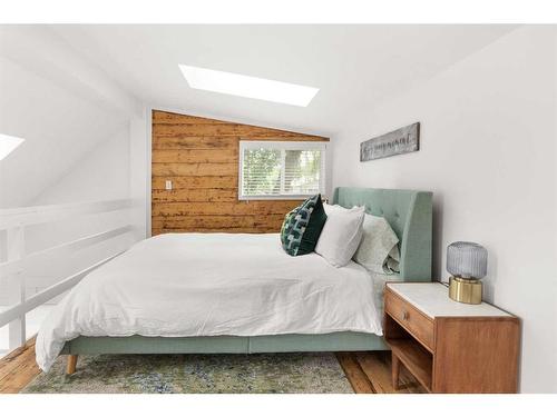 1312 Queen Street Se, Medicine Hat, AB - Indoor Photo Showing Bedroom